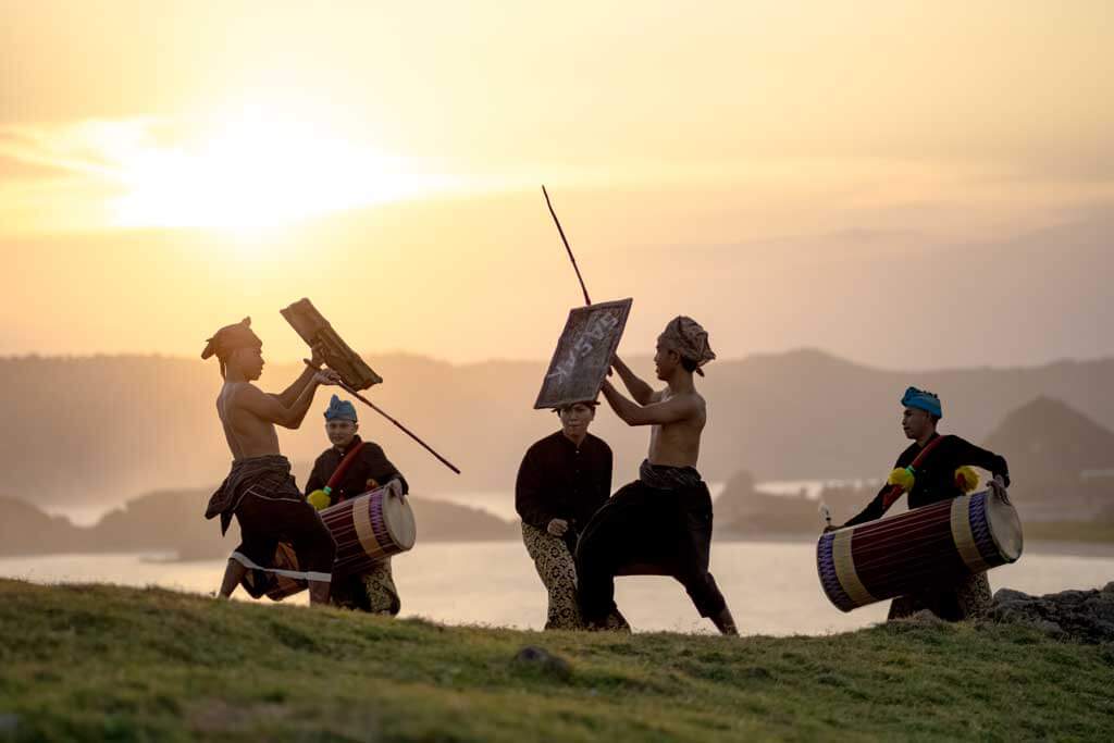 Tari Presean di Bukit Merese dengan suasana Sunset. Foto by Timur Adventour