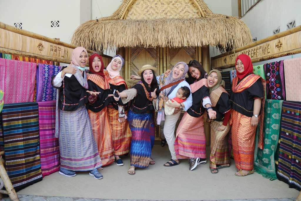 Belanja oleh-oleh Tenun Songket di Sukarara Lombok