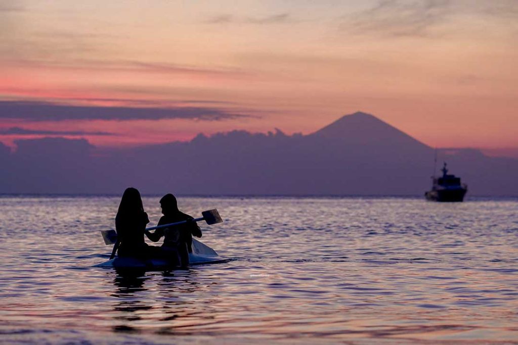 Senggigi, tempat honeymoon di Lombok. by Timur Adventour